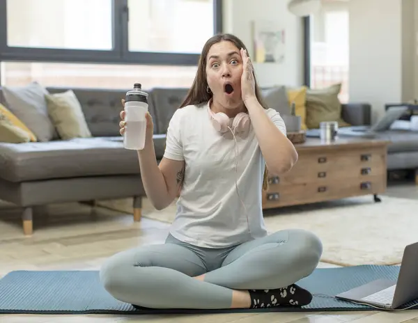 Jeune Jolie Femme Sentant Extrêmement Choquée Surprise Concept Yoga — Photo