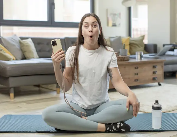 Jeune Jolie Femme Sentant Extrêmement Choquée Surprise Concept Yoga — Photo