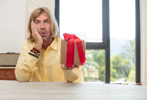 Young Adult Caucasian Man Feeling Extremely Shocked Surprised Gift Concept — Stock Photo, Image