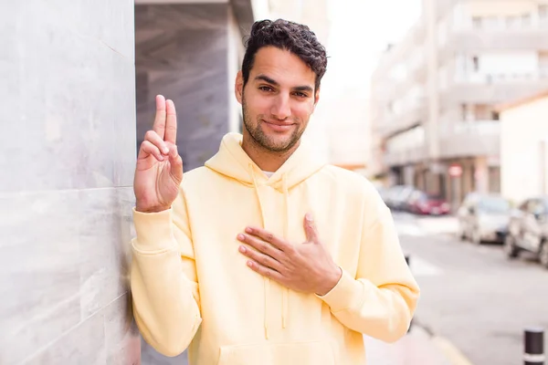 Jonge Spaanse Man Ziet Gelukkig Zelfverzekerd Betrouwbaar Glimlachend Met Een — Stockfoto