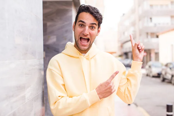Νεαρός Ισπανόφωνος Άνδρας Αισθάνεται Χαρούμενος Και Έκπληκτος Χαμογελώντας Μια Σοκαρισμένη — Φωτογραφία Αρχείου