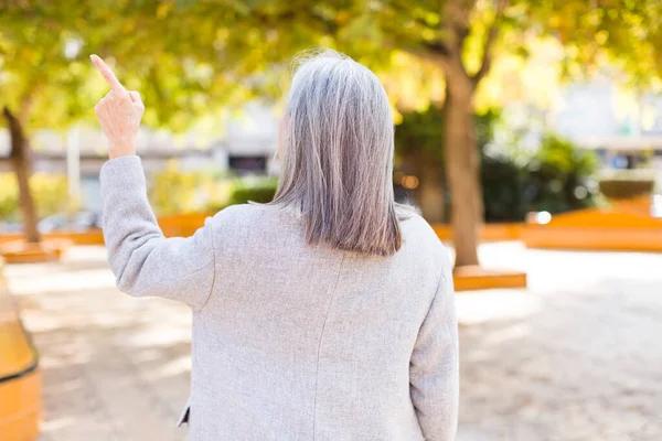 Senior Jubilado Bastante Blanco Cabello Mujer Pie Apuntando Objetar Espacio —  Fotos de Stock