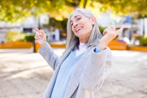 Senior Retired Pretty White Hair Woman Smiling Feeling Carefree Relaxed — Stock Photo, Image