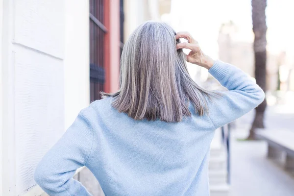 Senior Retraité Jolie Femme Aux Cheveux Blancs Penser Douter Gratter — Photo