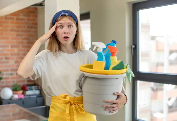 Jonge Mooie Vrouw Die Gelukkig Verbaasd Verrast Uitziet Huishoudster Concept — Stockfoto