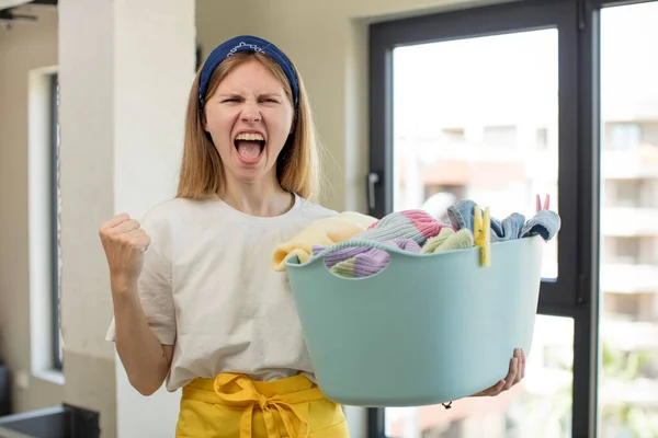 Jonge Mooie Vrouw Kijkt Boos Geïrriteerd Gefrustreerd Waskleding Concept — Stockfoto
