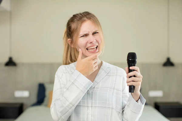 Young Pretty Woman Mouth Eyes Wide Open Hand Chin Microphone — Stock Photo, Image