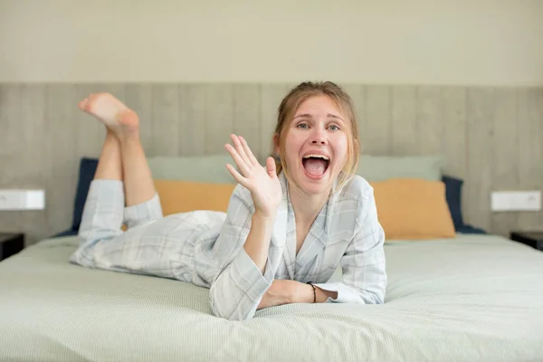Young Pretty Woman Feeling Happy Astonished Something Unbelievable Nightwear Concept — Stock Photo, Image