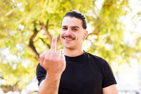 Jovem Homem Legal Sentindo Irritado Irritado Rebelde Agressivo Lançando Dedo — Fotografia de Stock