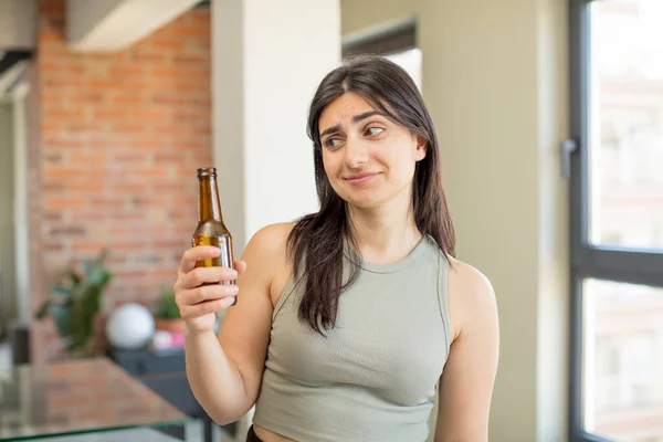 Joven Mujer Sonriendo Mirando Con Una Expresión Confianza Feliz Botella —  Fotos de Stock