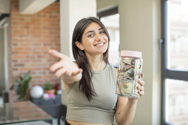 Jonge Vrouw Die Vrolijk Lacht Een Concept Aanbiedt Toont Bankbiljetten — Stockfoto