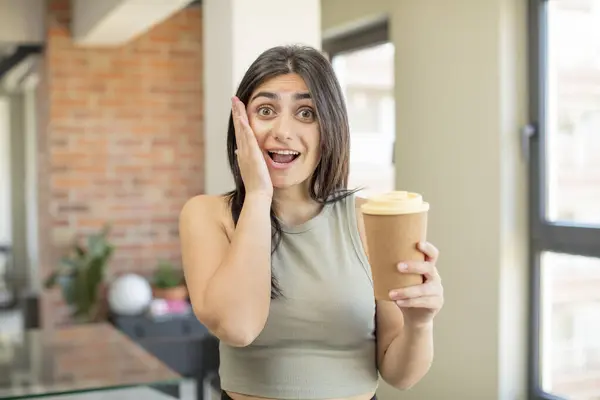 Mladá Žena Která Cítí Šťastná Udivená Něčím Neuvěřitelným Odnést Kávu — Stock fotografie