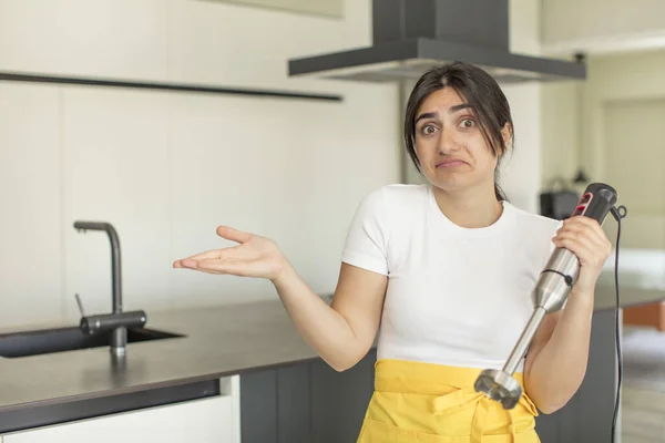 Jeune Femme Haussant Les Épaules Sentant Confus Incertain Chef Avec — Photo