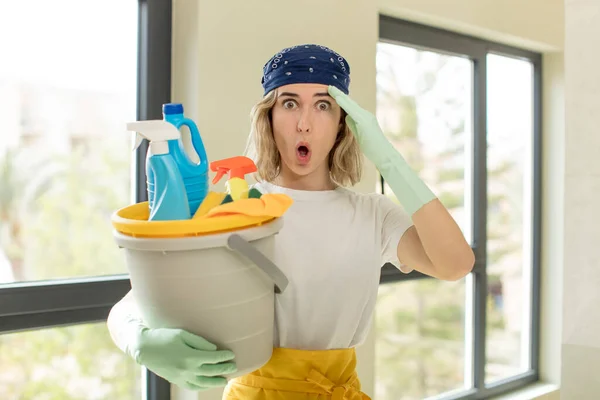 Mooie Vrouw Die Gelukkig Verbaasd Verrast Uitziet Het Begrip Huishoudster — Stockfoto