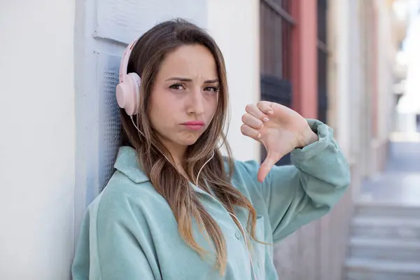 Güzel Bir Kadın Kendini Kötü Hissediyor Baş Parmağını Kaldırıyor Kulaklıklar — Stok fotoğraf