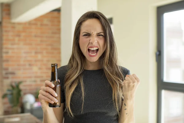 Güzel Bir Kadın Sinirli Sinirli Sinirli Görünüyor Bira Şişesi — Stok fotoğraf
