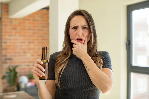 Pretty Woman Mouth Eyes Wide Open Hand Chin Beer Bottle — Stock Photo, Image