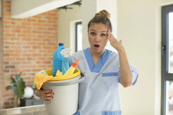 Pretty Woman Looking Happy Astonished Surprised Housekeeper Concept — Stock Photo, Image