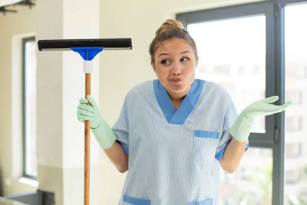 Pretty Woman Shrugging Feeling Confused Uncertain Housekeeper Concept — Stock Photo, Image