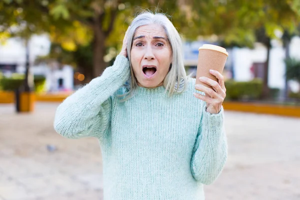 Bella Donna Anziana Sentirsi Estremamente Scioccato Sorpreso Con Caffè Asporto — Foto Stock