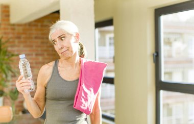 Gülümseyen ve kendine güveni tam güzel bir kadın. fitness konsepti