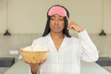 Siyah afro kadın şaşırmış görünüyor, yeni bir düşünce, fikir ya da konsept fark ediyor. dinlenme ve gecelik konsepti