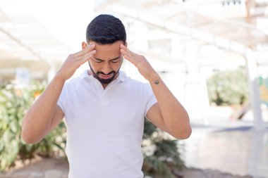 Genç yakışıklı adam konsantre, düşünceli ve ilham verici, beyin fırtınası yapıyor ve hayal kuruyor.