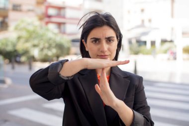 Güzel bir kadın ciddi, sert, kızgın ve hoşnutsuz görünüyor.