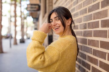 Güzel bir kadın mutlu, pozitif ve başarılı hisseder, bir meydan okumayla karşılaştığında motive olur ya da iyi sonuçları kutlar.