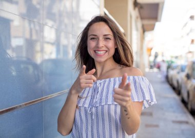 Güzel bir kadın mutlu, sakin, tatmin olmuş, rahat ve başarılı, kameraya çevrilmiş, seni seçmiş.