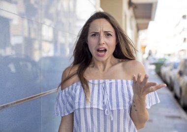 Güzel bir kadın sinirli, sinirli ve hayal kırıklığına uğramış görünüyor. Senin neyin var? 