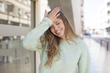 Güzel İspanyol kadın gülüyor ve alnına şaplak atıyor. Unuttum ya da aptalca bir hataydı. 