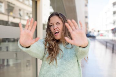 Güzel İspanyol bir kadın sersemlemiş ve korkmuş hissediyor. Korkutucu bir şeyden korkuyor. Elleri açık ve uzak dur diyor.