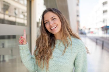 Bir fikri fark ettikten sonra mutlu ve heyecanlı bir dahi gibi hisseden İspanyol bir kadın neşeli bir şekilde parmağını kaldırıyor.!