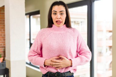 Şapşal, çılgın ve şaşırmış bir ifadesi olan, doldurulmuş, şişman ve yemekle dolu güzel, beyaz bir kadın.