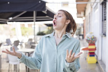 Güzel genç bir kadın opera yapıyor ya da konserde şarkı söylüyor. Romantik, sanatsal ve tutkulu hissediyor.