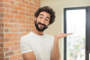 Evin içinde fotokopi alanı olan adam modeli