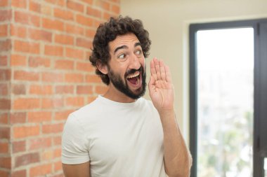 Evin içinde fotokopi alanı olan adam modeli