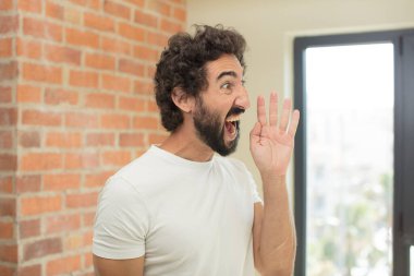 Evin içinde fotokopi alanı olan adam modeli