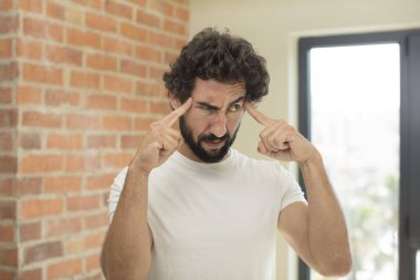 Evin içinde fotokopi alanı olan adam modeli
