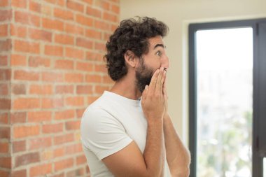 Evin içinde fotokopi alanı olan adam modeli