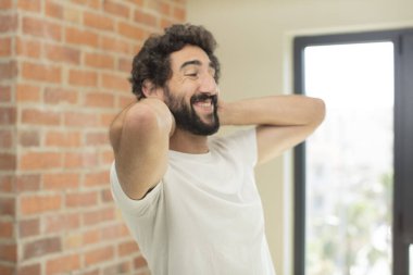 Evin içinde fotokopi alanı olan adam modeli