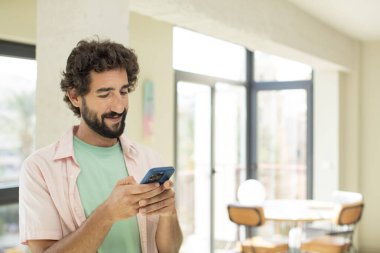 Akıllı telefon kullanan bir model.