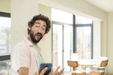 Akıllı telefon kullanan bir model.