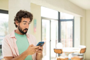 Akıllı telefon kullanan bir model.