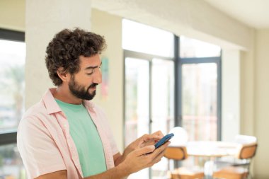 Akıllı telefon kullanan bir model.