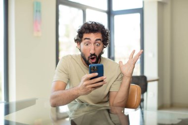 Akıllı telefon kullanan bir model.