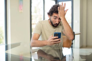 Akıllı telefon kullanan bir model.