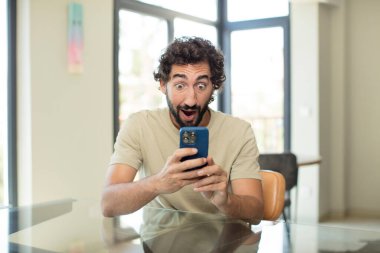 Akıllı telefon kullanan bir model.