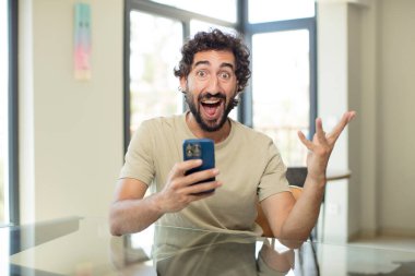 Akıllı telefon kullanan bir model.